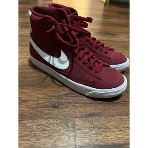 Nike mid ‘77 in Burgundy